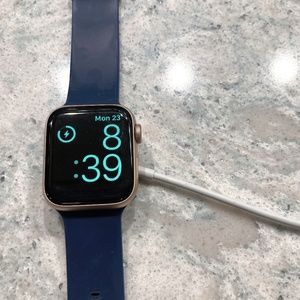 Apple Watch SE Rose Gold 40mm with TWO charging cables and SEVEN bands!